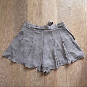 ARITZIA - SUNDAY BEST WOMENS SHORTS - SIZE 6 - PERFECT CONDITION